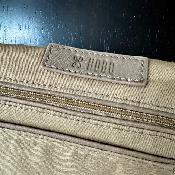 HOBO Crusade 100% Leather Large Crossbody Taupe - Picture 11 of 16